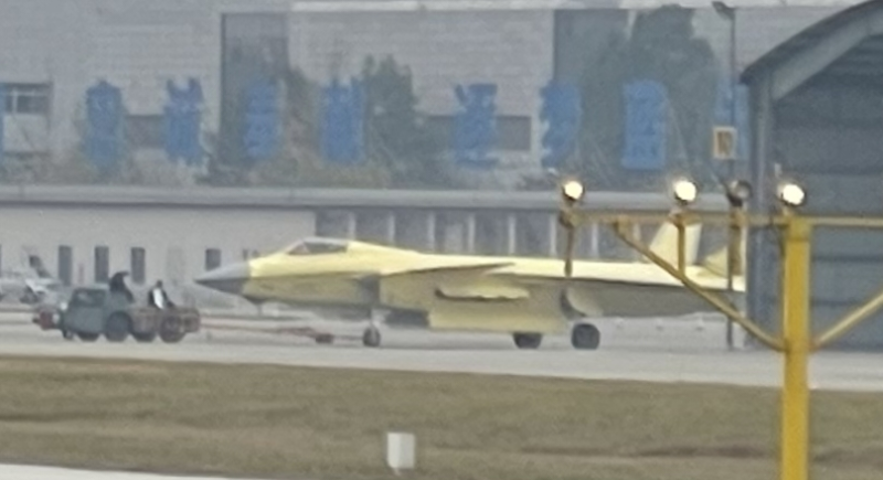 先前，中國改造後的殲-20戰機被曝光，引起外界熱烈討論是否已裝上大推力渦扇-15（WS-15）發動機進行試飛。   圖: 翻攝自 @RupprechtDeino推特 