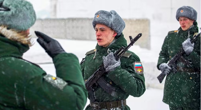 俄軍新招募的軍隊，在沒有經過適當的訓練下，就匆促派上戰場。   圖 : 翻攝自帥先觀察