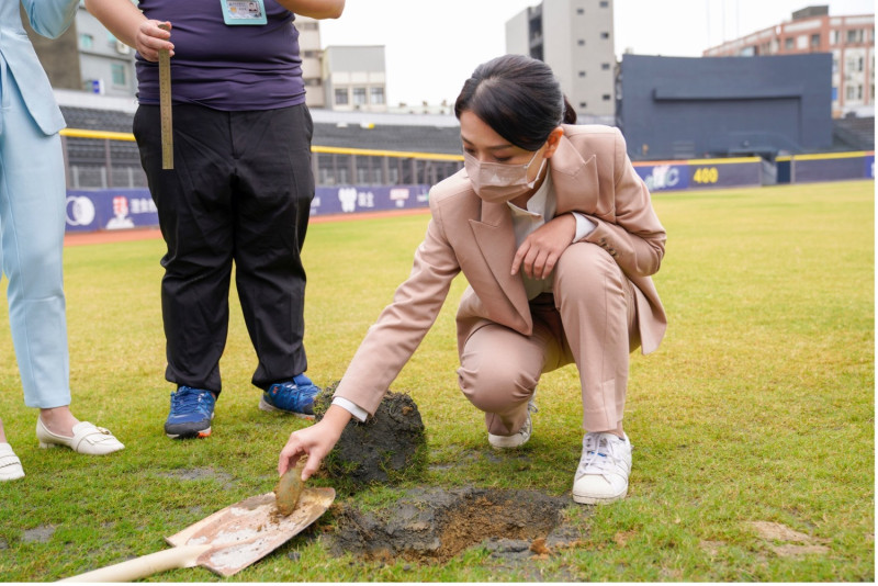 新竹市長高虹安前往新竹市立棒球場檢視球場廢棄物問題。   圖：新竹市政府提供