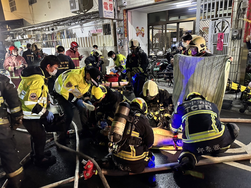 消防隊員救出屋內5人，但均無生命跡象。   台中市消防局/提供