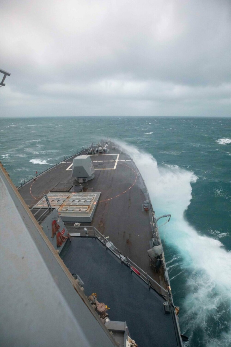 美軍伯克級飛彈驅逐艦鍾雲號5日通過台灣海峽。   圖：翻攝第七艦隊臉書