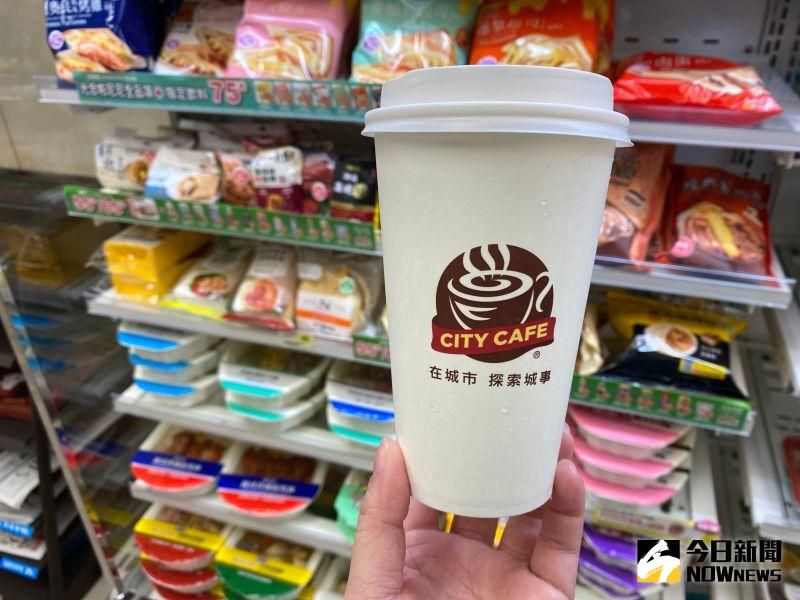 7-11所販售的咖啡因爲便宜實惠，成為不少上班族以及學生的最愛。   圖／記者黃韻文攝