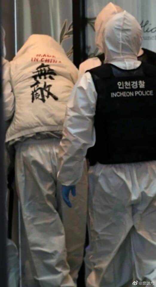 入境南韓的確診中國籍旅客，逃跑後被警方逮捕，衣服上寫有「Made in China 無敵」字樣（左）。   圖：翻攝自馬聚推特