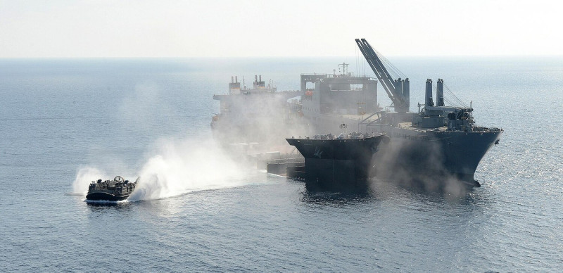 美國海軍登陸氣墊船自「機動登陸平台艦」(MLP)「蒙特福特角號(T-ESD-1)」駛離。   圖：翻攝維基百科/公有領域