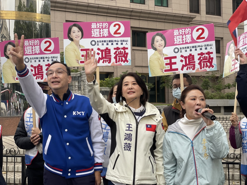 選前一天，王鴻薇與國民黨主席朱立倫站路口催票。   圖：國民黨文傳會/提供