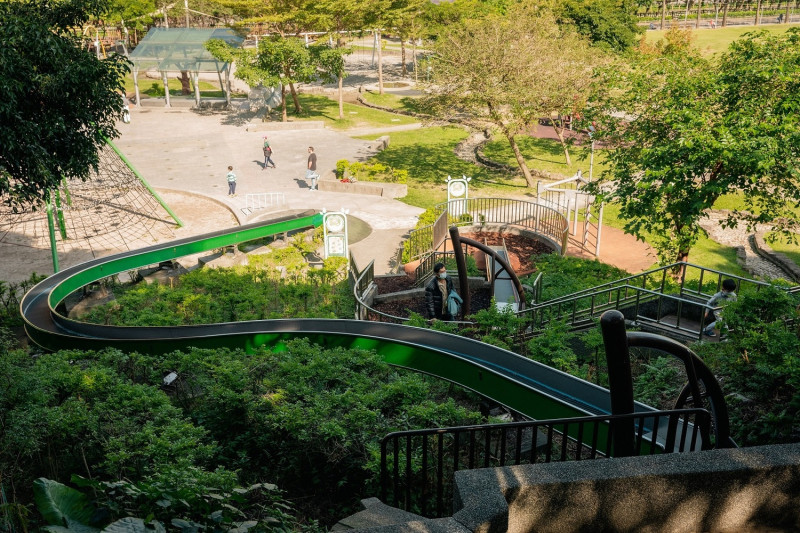 全長28公尺的北台灣首座大型滾輪溜滑梯。   圖：新北市景觀處提供