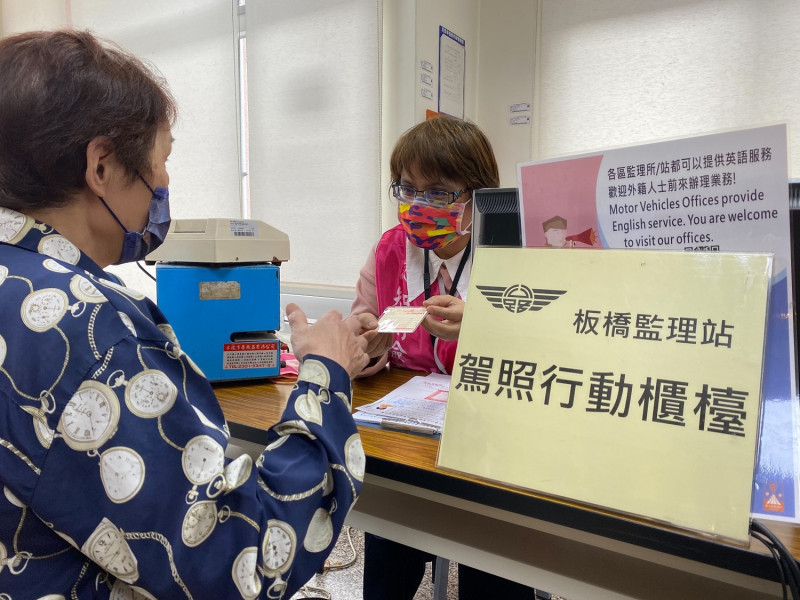年滿75歲高齡駕駛長輩換照。   圖：台北區監理所提供