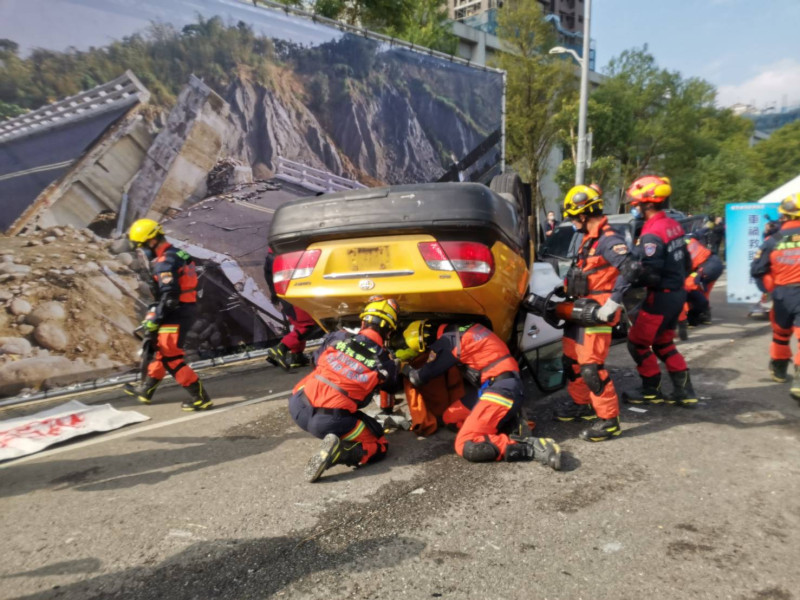 建置獨立維生儲水槽及緊急發電機，災時可將園內遊憩設施轉換為爐具等17項防災設施，提供1000人、30日的收容能量，災民更可透過園內免費wifi，即時掌握災情資訊。   圖：新北市消防局提供