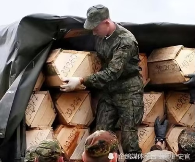 近日有網友目擊俄軍於烏東盧甘斯克（Luhansk）佔領區載運棺材，遭烏克蘭網友諷刺是「冬季軍服」運來了。   圖：擷自中國企鵝媒體平台