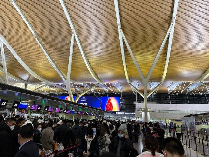 中國因疫情封控時隔多年，再度開國門讓旅客出入境，機場一早便出現大排長龍，人潮擁擠的奇景。   圖：翻攝自微博