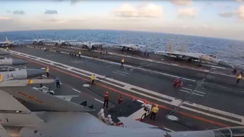 中國8日宣布在台灣周邊海空域軍演，圖為中國航母「山東」艦近日在南海進行實戰演訓的畫面。   圖：翻攝央視