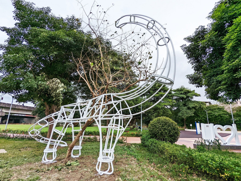 呆萌雷龍現身浮洲遊戲場。   圖：新北市高灘處/提供