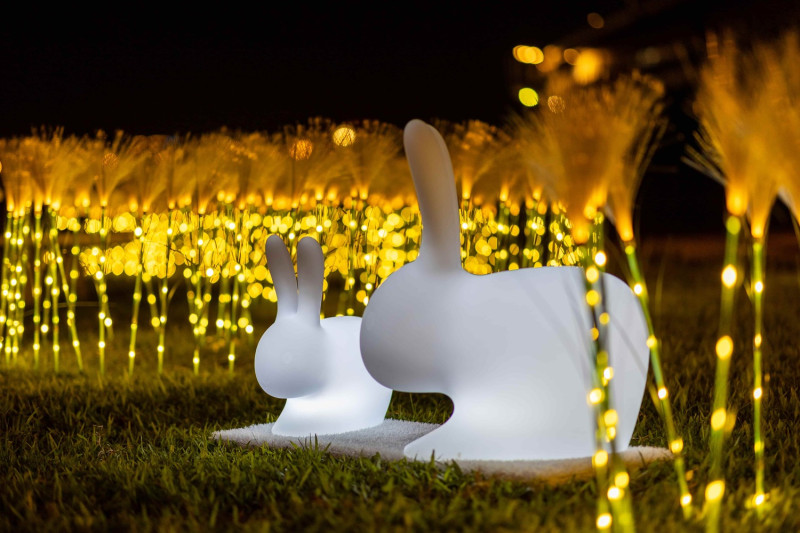「鴨鴨地景藝術展」展期至1月29日，現場也有應景符合兔年主題的可愛小白兔裝置藝術。   圖：新北市觀旅局提供