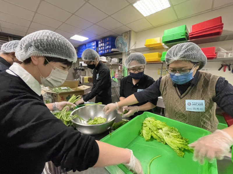 總經理周秀花率領高階主管及基層同仁，一起體驗分類食材、盛裝便當、分送餐食的服務。   築間餐飲集團/提供