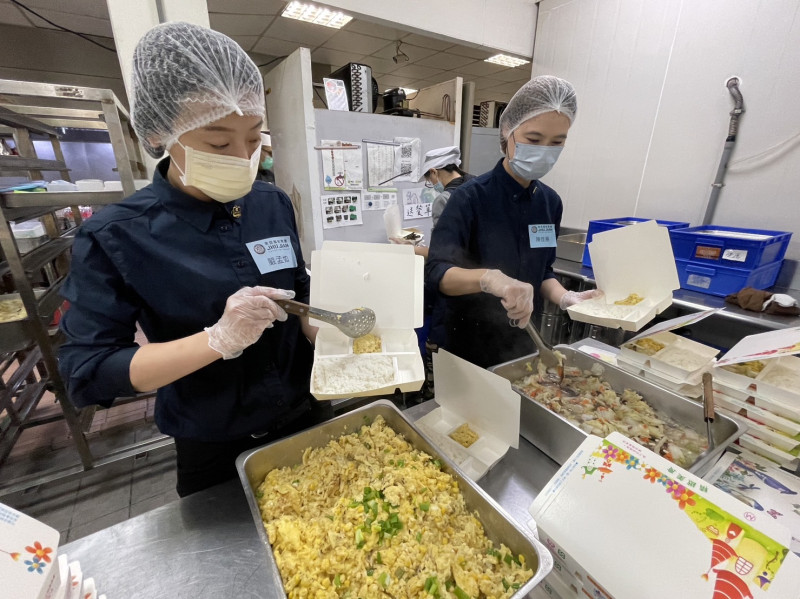 築間集團員工體驗分類食材、盛裝便當、分送餐食的服務。   築間餐飲集團/提供