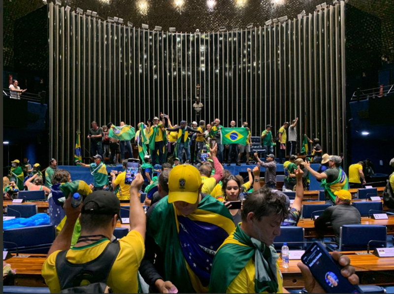 巴西總統大選後，巴西前總統波索納洛激進支持者因不滿選舉結果，強行闖入位於巴西國會示威抗議。   圖:翻攝自推特