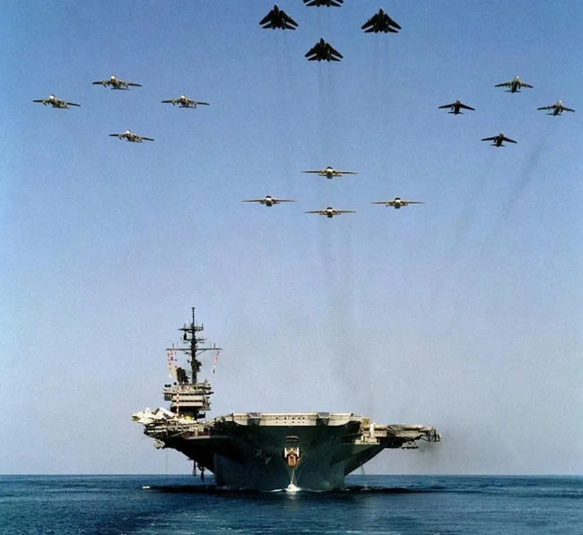 美軍戰機從航母戰鬥群上起飛。 圖 : 翻攝自迷彩虎