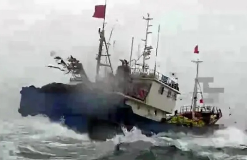 中國2艘在南韓專屬經濟海域(EEZ)作業的漁船，因「謊報捕撈量」遭南韓海洋警察廳扣押。   圖：翻攝陸網(資料畫面)