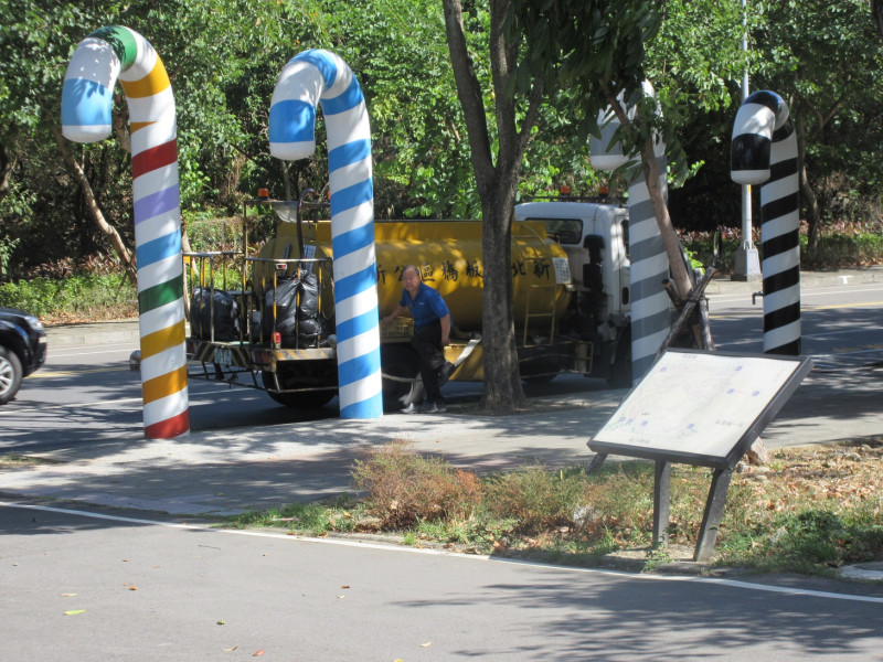 學府路上的棒棒糖回收水取用裝置，由黑色變化成彩色的棒棒糖象徵著污水淨化的過程也歡迎民眾來取水。   圖：新北市水利局提供