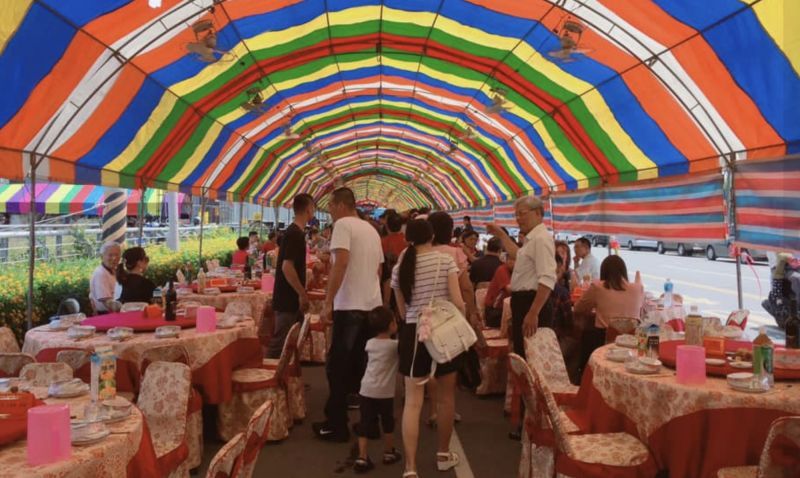 流水席在台灣依舊是相當重要的文化之一，至今南部舉辦婚宴時，仍然會選擇「辦桌」的形式。   圖/爆廢公社