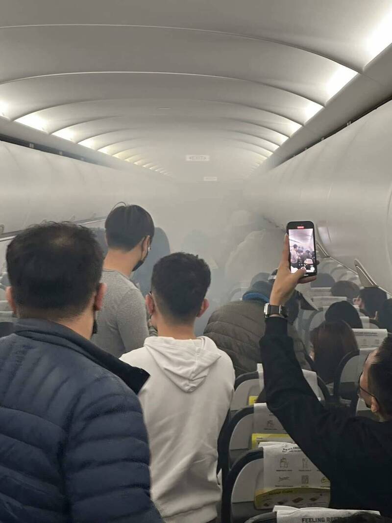 從TR993班機乘客拍攝的照片中可見，客艙瀰漫煙霧。   圖：翻攝推特