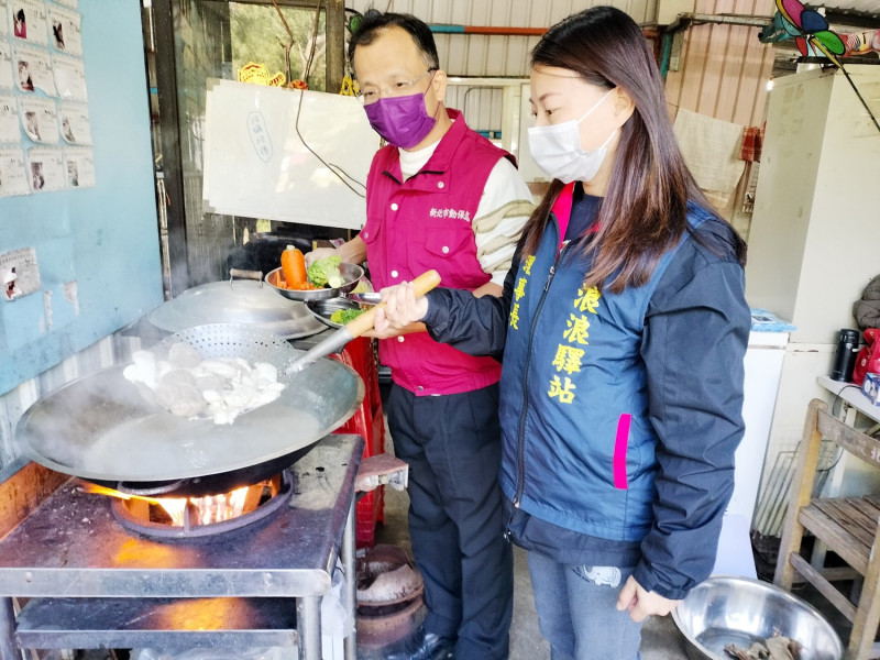 理事長陳若馨親手烹煮新鮮美味營養料理。   圖：新北市動保處提供