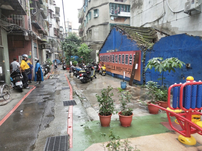 三重光興街旁空地原因私人持分問題，導致土地閒置無法利用   圖：新北市工務局提供