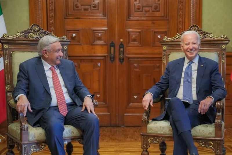 拜登(右)和歐布拉多(左)已同意成立高層級團隊，促進兩國在晶片等方面的經濟合作。   圖：翻攝自拜登臉書