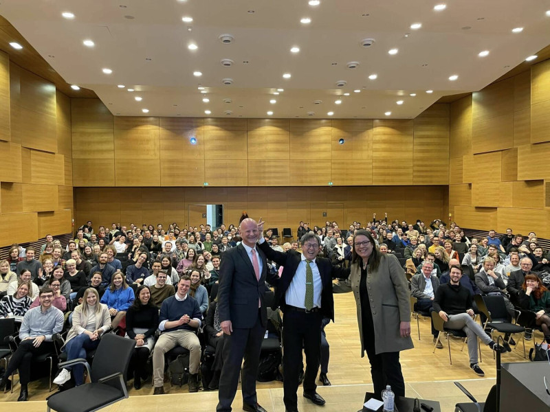 駐德代表謝志偉（前排中）獲德國雷根斯堡大學邀請，與300學生對談「中國威脅下的台灣」，獲得滿堂彩。   圖：翻攝自謝志偉臉書
