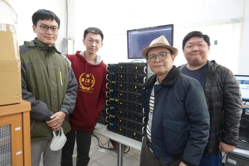 黃吉川教授與其學生組成的團隊，研發出超級電腦關鍵技術。 圖：翻攝自成功大學官網