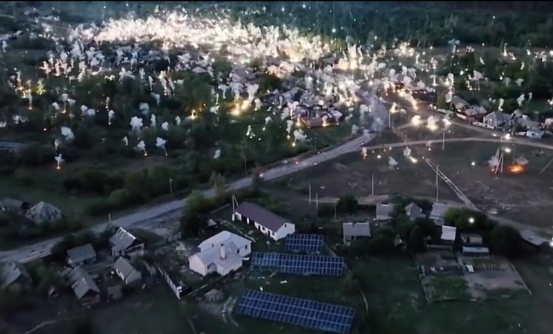 烏東地區索萊達爾被俄軍「火雨」襲擊的畫面。 圖：翻攝自推特