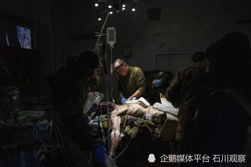烏俄雙方連續數月在索萊達爾地區激戰，雙方死傷慘重。醫生在野戰醫院為傷者動手術。   圖：翻攝自 騰訊網/石川觀察