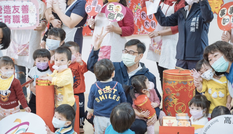 陳其邁(中)全力照顧育兒的家庭。   圖：高雄市政府/提供（資料照）