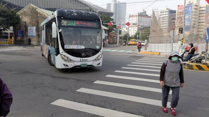 交通局表示，自去年12月29日開始進行路口公車轉向大稽查，共抓到9輛公車違規，後續將進行開罰。   圖：台中市政府／提供