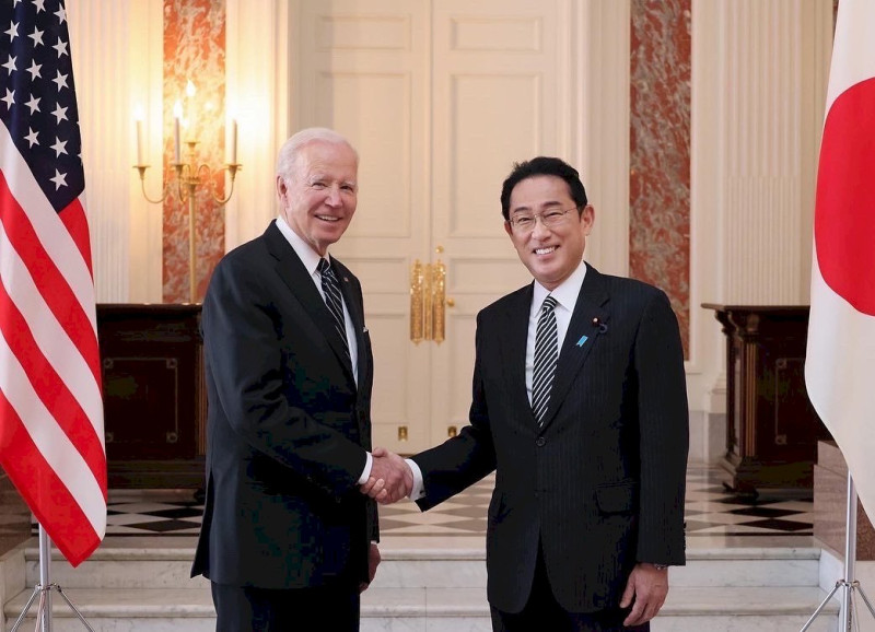 日本首相岸田文雄(右)明日將於華府與美國總統拜登(左)會談。   圖：翻攝自PM's Office of Japan推特
