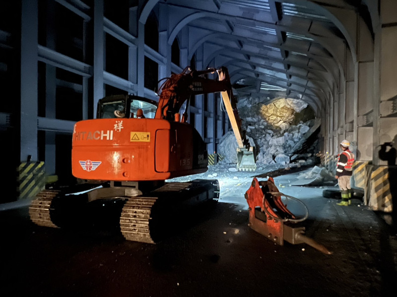 台9線蘇花公路159.3公里處大清水隧道內今天凌晨0時33分發生坍方。   圖：公路總局／提供
