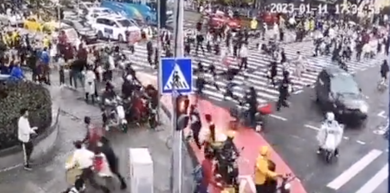 廣州傳出男子開車蓄意衝撞人群，導致至少5死13傷。   圖：翻攝自推特影片