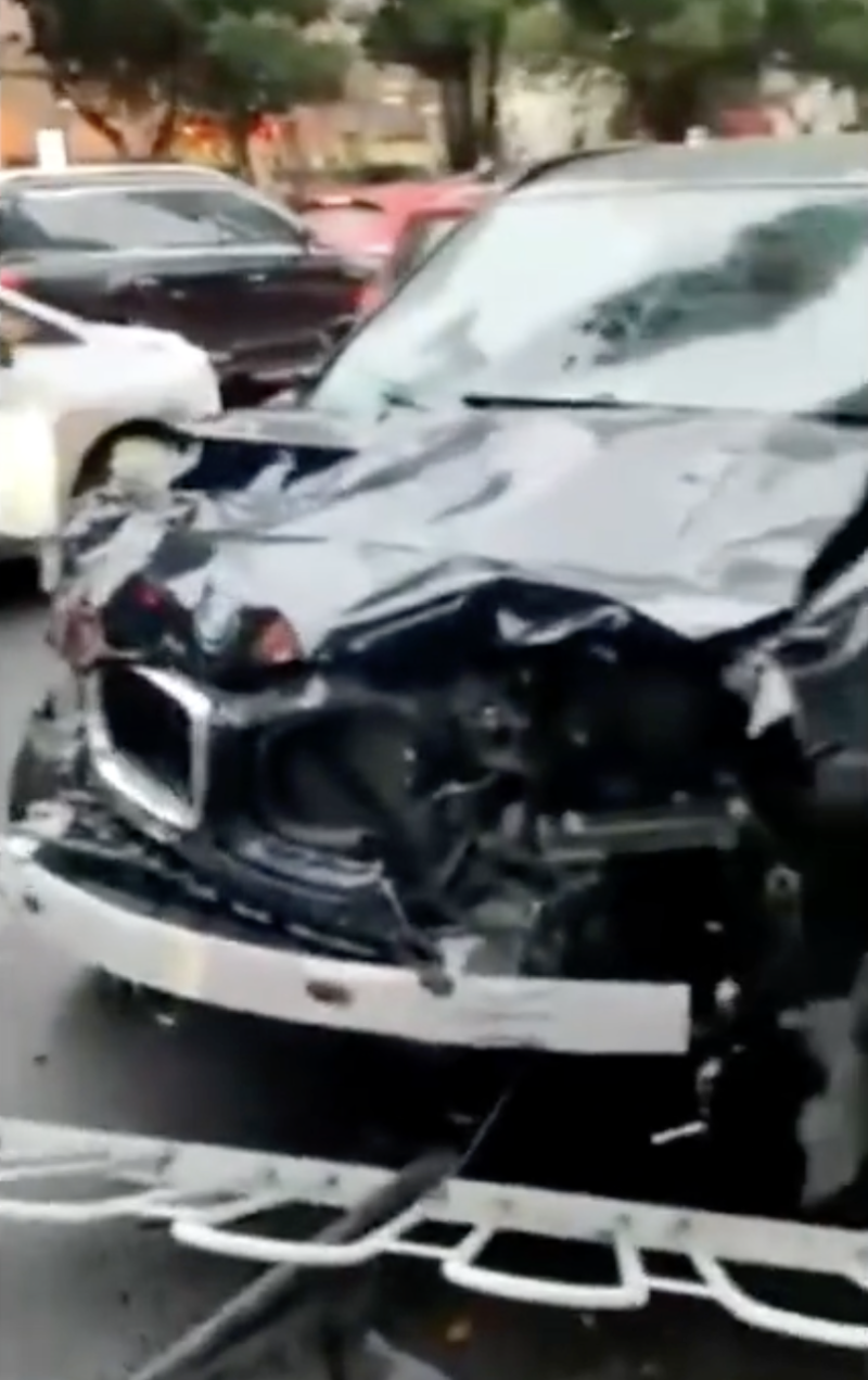 廣州傳出男子開車蓄意衝撞人群，肇事車頭全毀。   圖：翻攝自推特