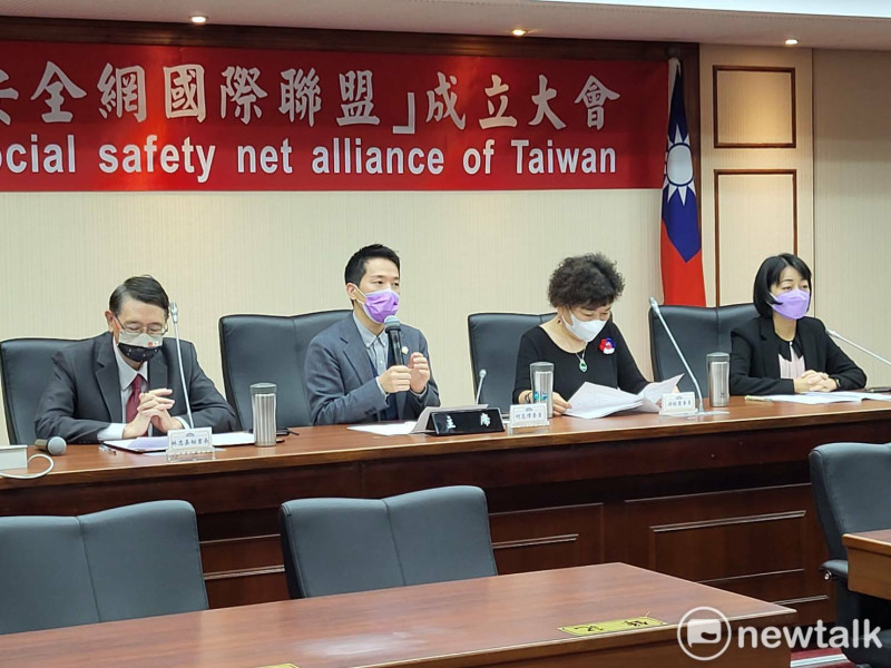 何志偉上午出席「台灣社會安全網國際聯盟」成立大會，會後接受媒體訪問。   圖：陳佩君／攝