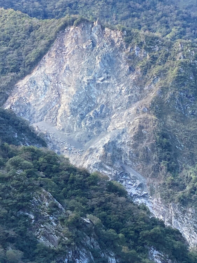 白楊瀑布上方邊坡於去年11月11日發生大量落石崩塌。   圖：太魯閣國家公園管理處／提供