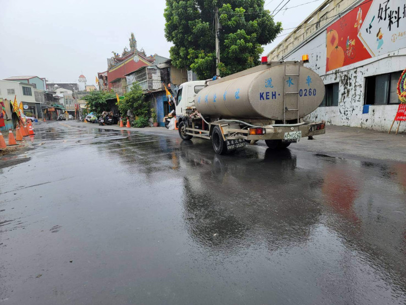 嘉義市連續三天空氣品質不佳，環保局加強道路洗掃。   圖：嘉義市政府/提供