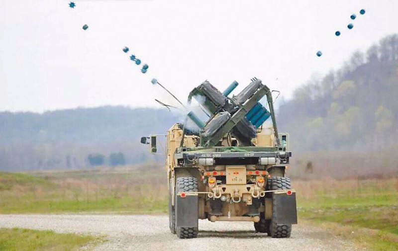 美國111年12月28日同意軍售台灣的「火山車載布雷系統」(M-136 Volcano anti-tank munition-laying systems)。 圖：翻攝美國陸軍官網
