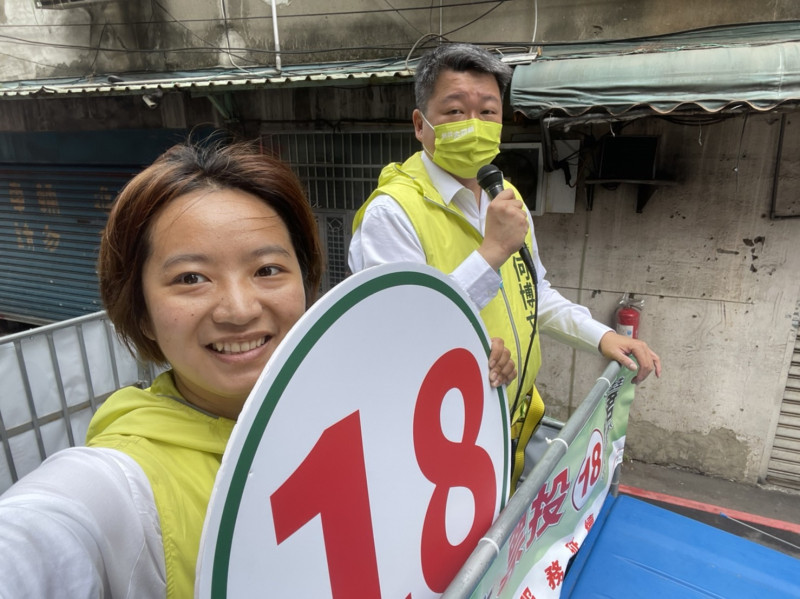 新北議員黃淑君(左)、民進黨新北市黨部主委何博文。   圖：黃淑君提供