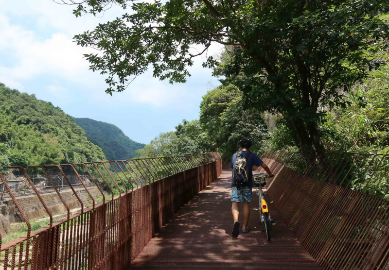 三貂嶺生態隧道落實生態保護，首創鋼筋棧橋，遊客行走其上不破壞原始生態。   圖：新北市民政局提供