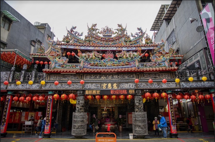 板橋慈惠宮香火鼎盛，是相當知名的媽祖廟，寺廟內外採用剪黏、雕刻、彩繪作為裝飾，相當華麗精緻。   圖：新北市觀旅局提供