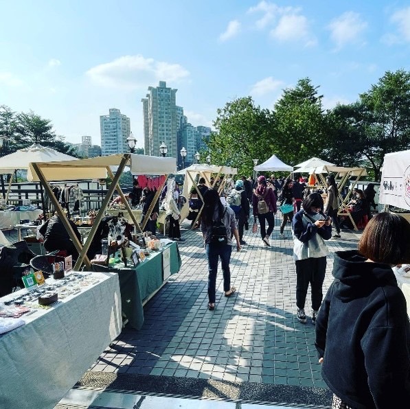 活動當天邀集40家活動攤商，消費滿額還可抽豪華住宿券，此圖為市集活動示意圖。   圖：新北市工務局提供