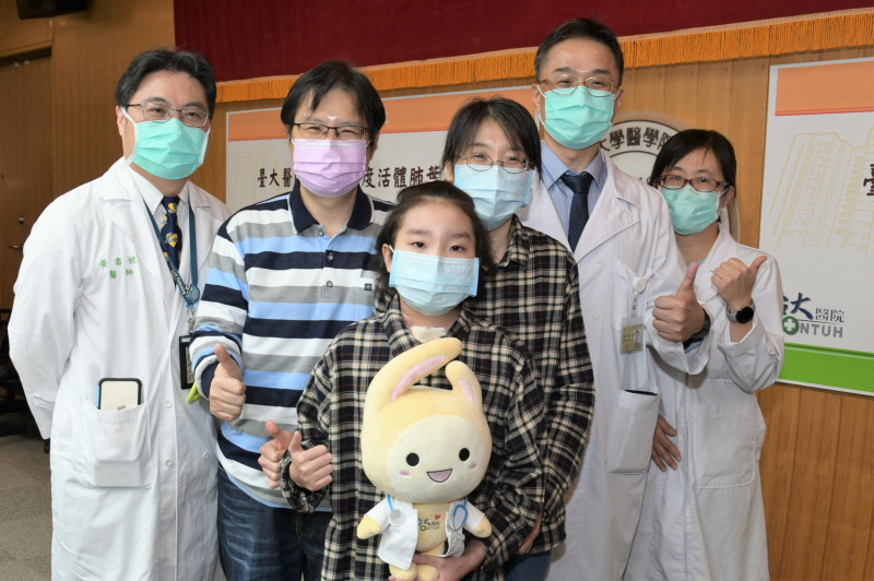 1/13日台大醫院完成高難度並為台灣首例成功的活體肺葉移植手術，為等待肺臟移植的患者捎來福音。   圖：台大醫院/提供