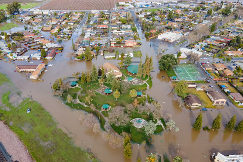 據美國《CNN》報導，受到史詩級水患衝擊，加州蒙特瑞半島與其他地區的聯繫未來或被迫切斷，儼然成漂浮在汪洋中的孤島。   圖：擷自推特@PubHealthCityPl