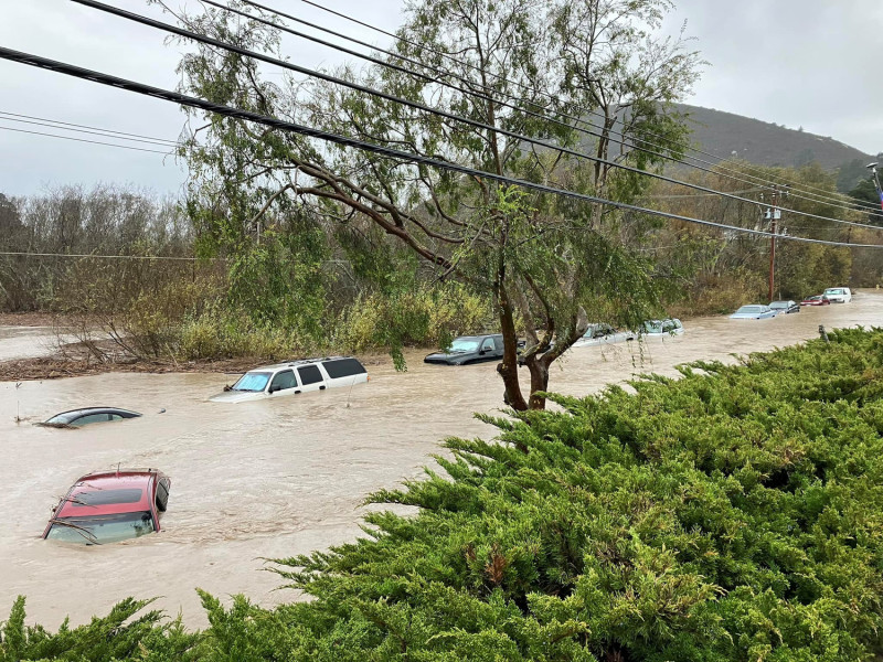 暴風雨更導致交通癱瘓，加州已有數十條高速公路無法通行。加州交通局表示，截至 11 日晚，至少有 40 條州際公路關閉。   圖：擷自推特@inquirerdotnet