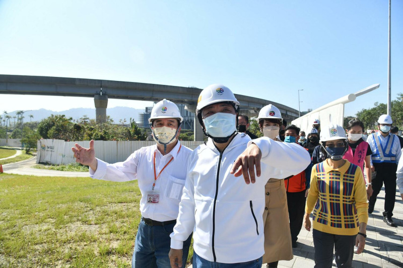 侯友宜在交通局長鍾鳴時陪同下視察公車轉運站，市府團隊特別推出731號公車，取「去三鶯」諧音，行經未來的新北市立美術館、陶瓷博物館、鶯歌老街、三鶯轉運站等，串連鶯歌地區數個重要觀光景點。   圖：新北市新聞局提供